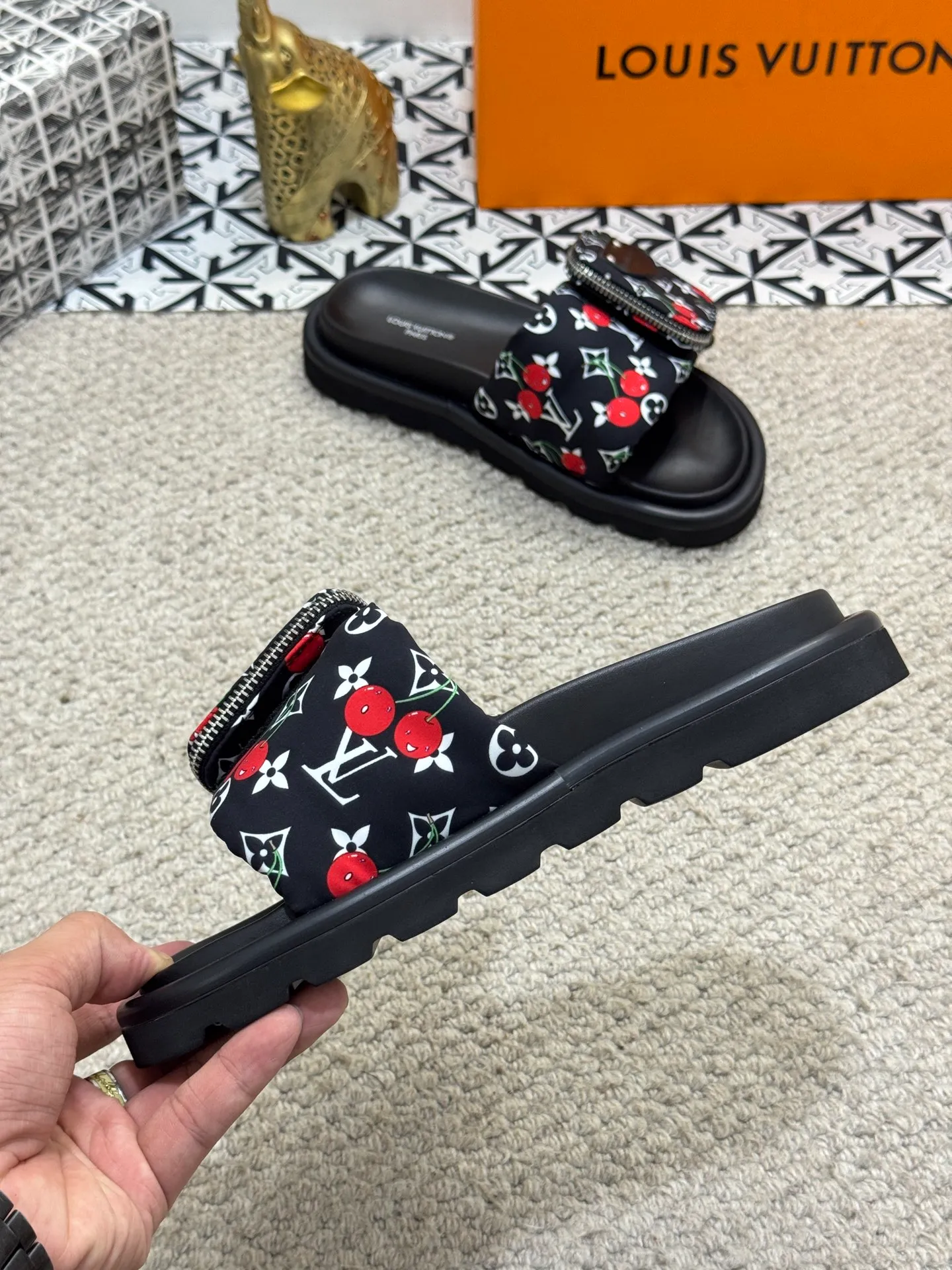 Men's shoes 💰400 [New style] 🦇🦇Top original order [Louis Vuitton] Couple style 👫Spring and summer style🎯🎯As an active family in the fashion industry ⭐ Lv is characterized by bold innovation ⚡Fabric down cloth🔥 Combined outsole, clean and tidy ⚡Fashionable and generous🌹Multiple colors available..Size: 36-44 (45 customized